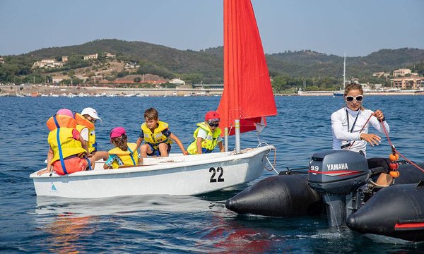 Comment la pratique régulière de la voile dans une école à Hyères est bénéfique pour la santé de votre enfant