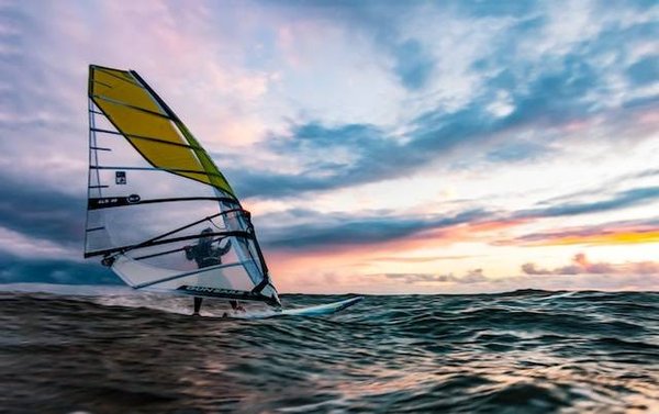 Quelles sont les écoles de voile à Hyères qui proposent un hébergement sur place ou à proximité et quels sont leurs tarifs ?